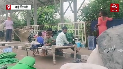 यमुना खादर में नदी का पानी भरने से बेघर हुए कई परिवार, राहत सामग्री और शिविर की मांग