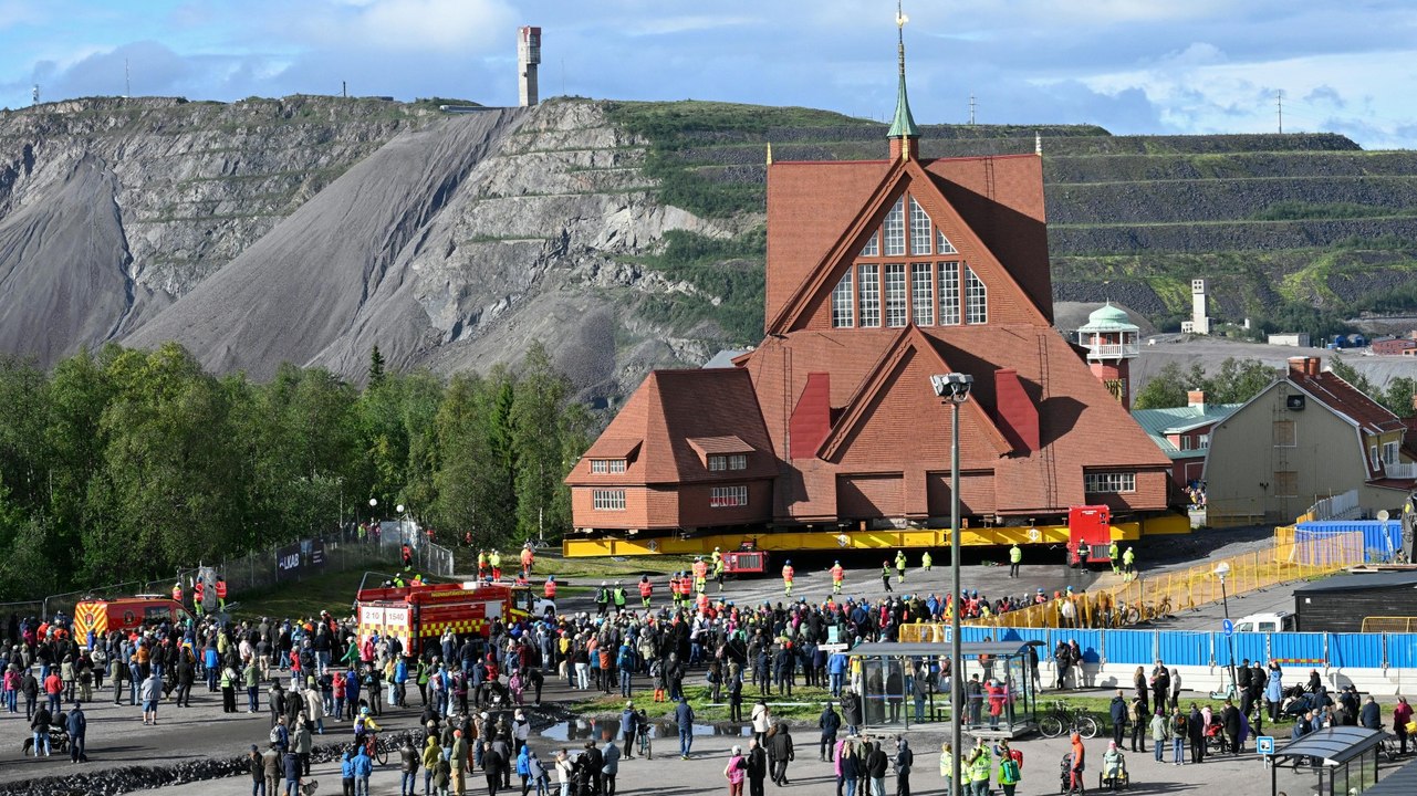 So spektakulär wurde die historische Kirche von Kiruna versetzt