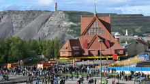 So spektakulär wurde die historische Kirche von Kiruna versetzt