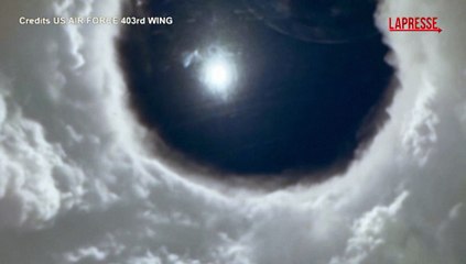 Uragano Erin, l'occhio della tempesta visto dall'aereo