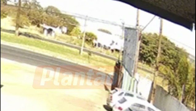 Imagens fortes: Caminhão passa por cima de motociclista após colisão