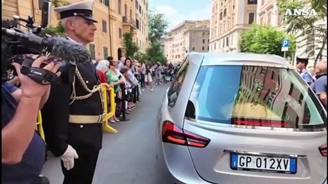 Il feretro di Baudo parte verso la Sicilia tra gli applausi