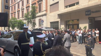 Chiusa la camera ardente, l'applauso al feretro di Baudo