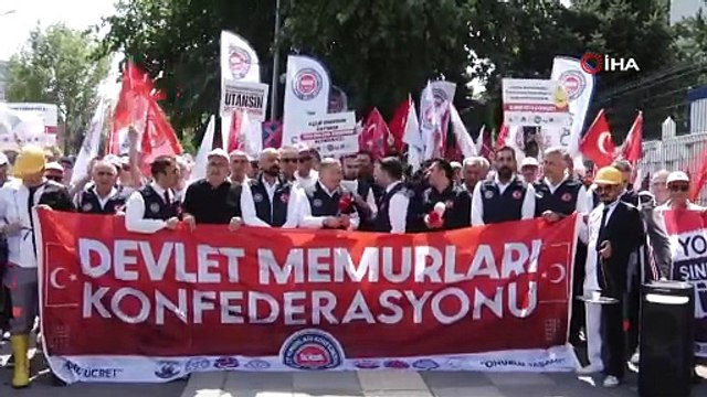 Memur ve memur emeklileri bakanlık önünde toplanıp taş kaynattı!