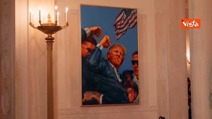 Macron con la mano in tasca, l'irrituale posa per la foto di gruppo con Trump e i leader Ue