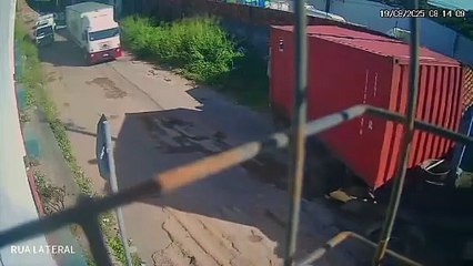 Ao frear e evitar acidente mais grave, motorista perde carga de arroz