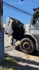 Fortaleza: colisão entre caminhão e motocicleta causa queda de carga