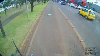 Câmera de ônibus flagra conversão à esquerda que provocou acidente com vítima grave em Cascavel