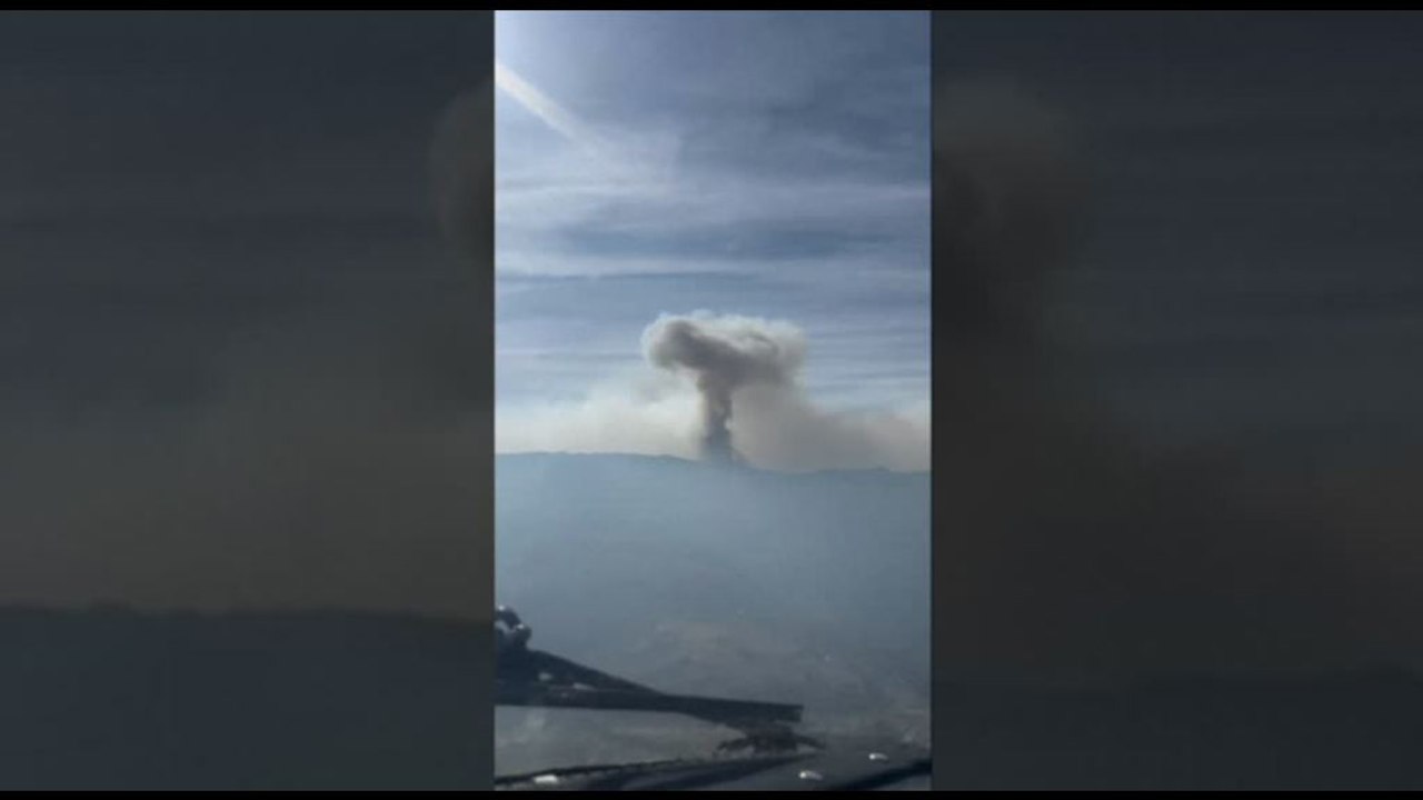 Incendi Spagna, una enorme colonna di fumo oscura il cielo a Jarilla