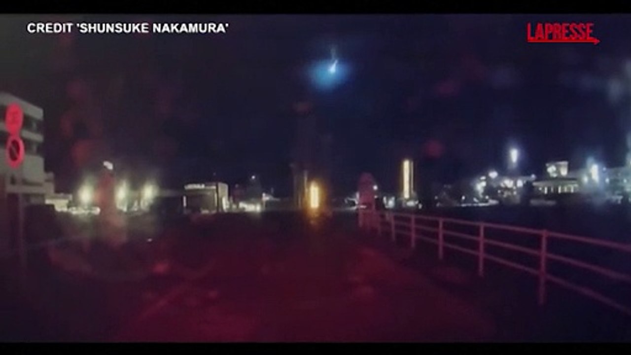 Meteorite piomba su Kagoshima: le immagini ripresa da una dash cam