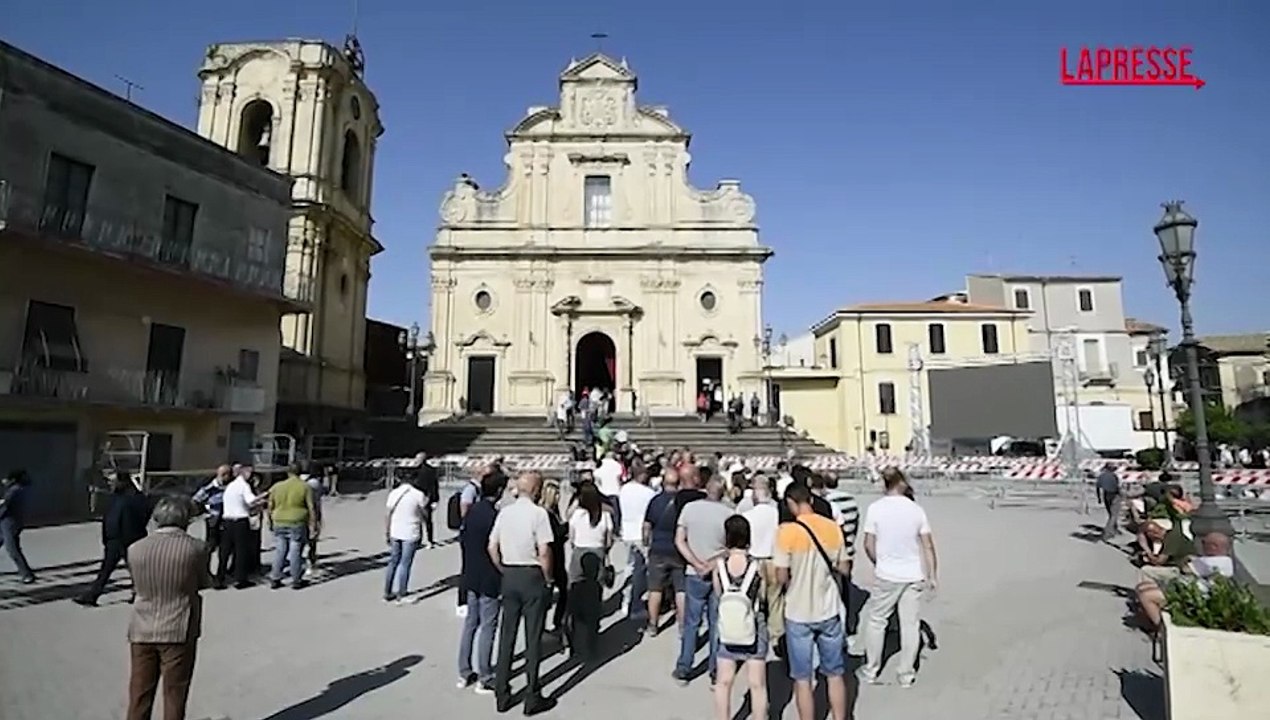 Pippo Baudo, a Militello folla in coda fuori dalla chiesa per rendere omaggio al grande showman