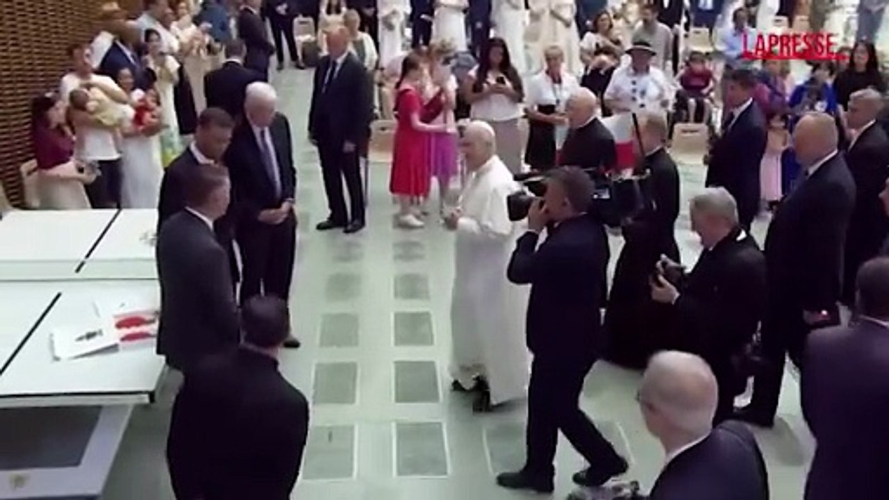Gli regalano un tavolo da ping pong: il Papa prende la racchetta e gioca