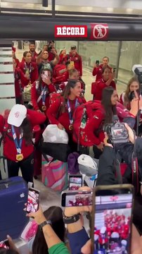 ¡BICAMPEONAS! 🥇🥇La Selección Mexicana Femenil de Flag Football llegó a nuestro país y así fueron recibidas