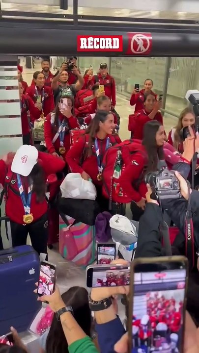 ¡BICAMPEONAS! 🥇🥇La Selección Mexicana Femenil de Flag Football llegó a nuestro país y así fueron recibidas