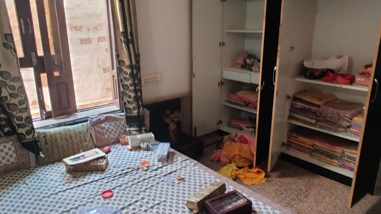 Video: खिड़की तोड़कर घुसे और 8 लाख नकद व 30 तोला सोने के आभूषण चुरा ले गए चोर
