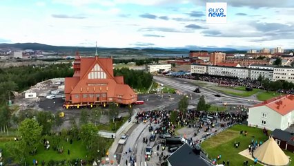 نقل كنيسة سويدية تاريخية على مقطورات لحمايتها من أشغال توسعة أكبر منجم للحديد في العالم