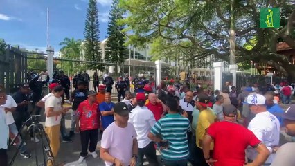 Policía Nacional apresa a dirigentes choferiles en Santiago tras manifestación frente a la Alcaldía