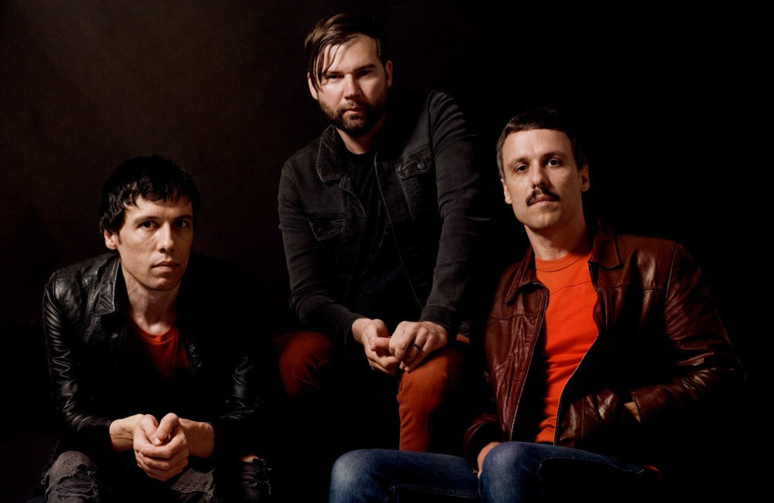 The Cribs: Auf neuem Album 'Selling A Vibe' entdecken sie Popmusik für sich