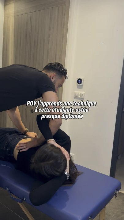 J'apprends une technique à cette étudiante en ostéopathie