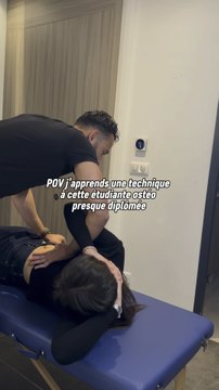 J'apprends une technique à cette étudiante en ostéopathie