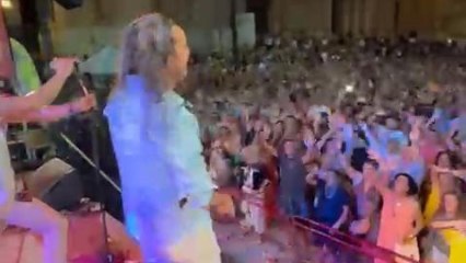 'Malamanera' versionando la canción de la serie  de dibujos animados 'La aldea del Arce' de los años 80.