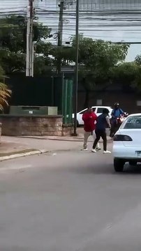 Dos taxistas protagonizan brutal pelea callejera en Tegucigalpa tras percance vial