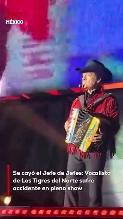 El “Jefe de Jefes”, Jorge Hernández, vocalista de Los Tigres del Norte, sufrió una c@ída en pleno escenario durante la Fenapo 2025 en San Luis Potosí.