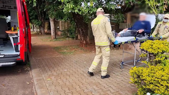 Homem é socorrido após cair da cadeira de rodas no Maria Luiza