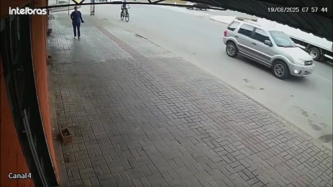 Acidente com carro capotado em rio de Garuva