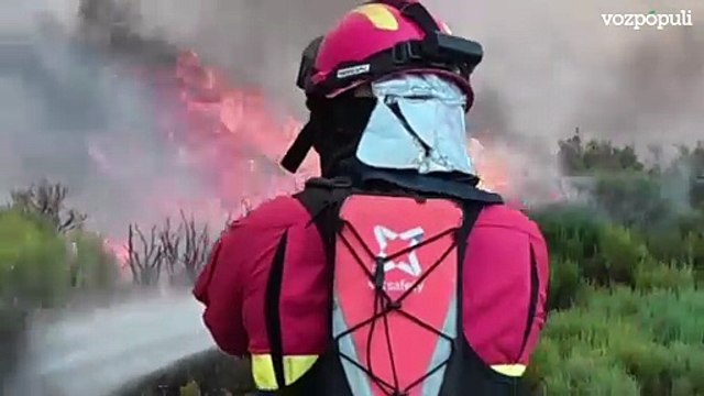 El Ejército y la UME colaboran en las labores de extinción del incendio de Porto (Zamora)
