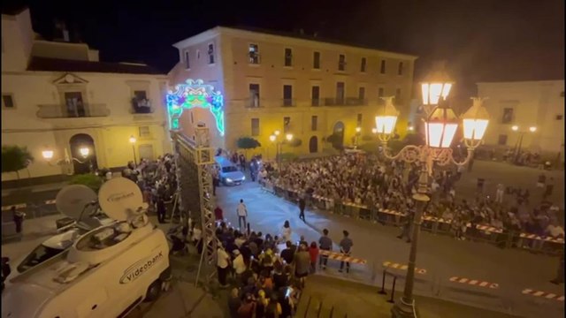 L'arrivo del feretro di Pippo Baudo a Militello, in Sicilia: l'applauso della piazza