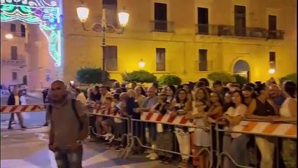 L'ultimo viaggio di Pippo Baudo, accolto nella sua Militello: commozione anche tra i passeggeri del traghetto per Messina