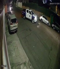 Joven esconde retrovisores robados frente a patrulla