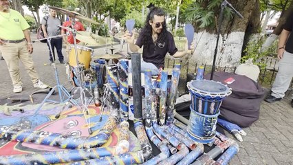 mqn-charly,-el-músico-que-demuestra-que-una-chancleta-también-puede-sonar-a-arte-200825