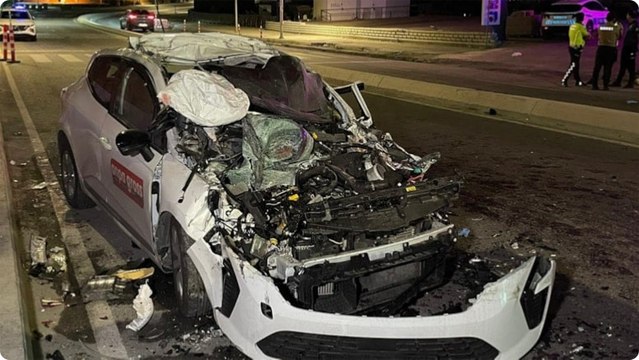 Büyükçekmece’de otomobil park halindeki TIR'a çarptı: 1 ölü, 4 yaralı