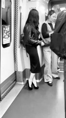 con tacones en el metro