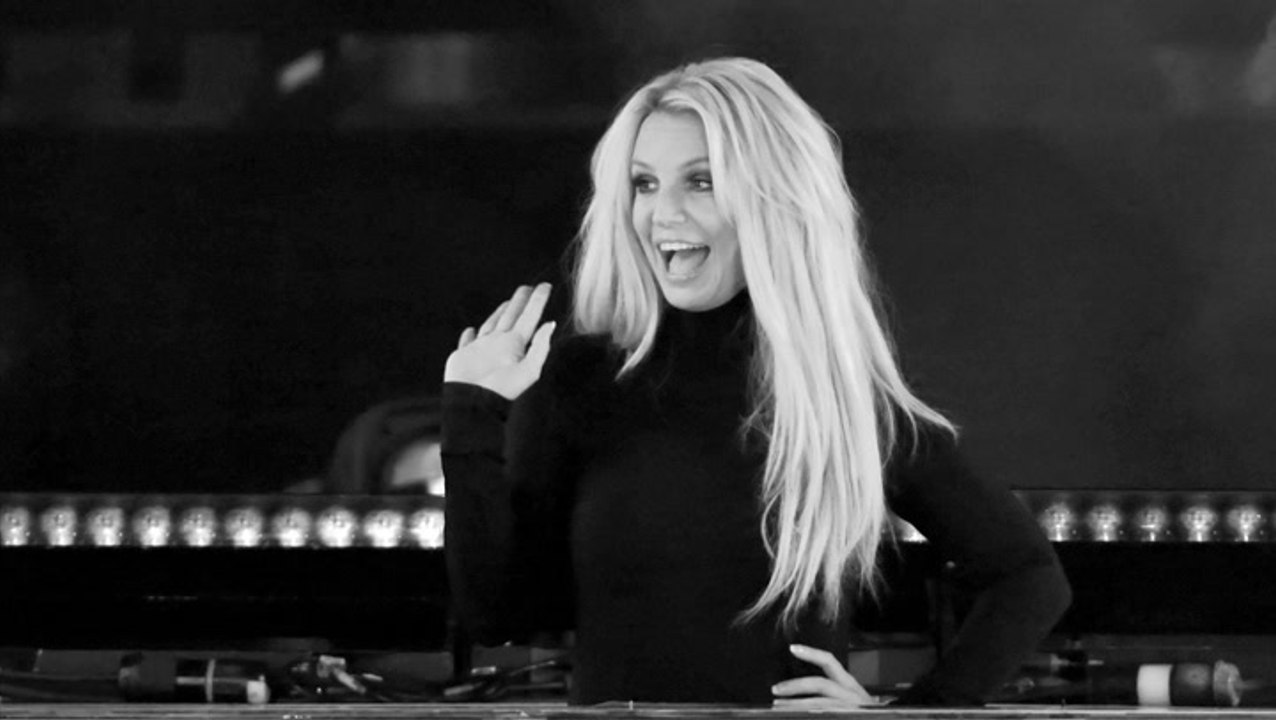 Britney Spears sings off-key Prince song in str...