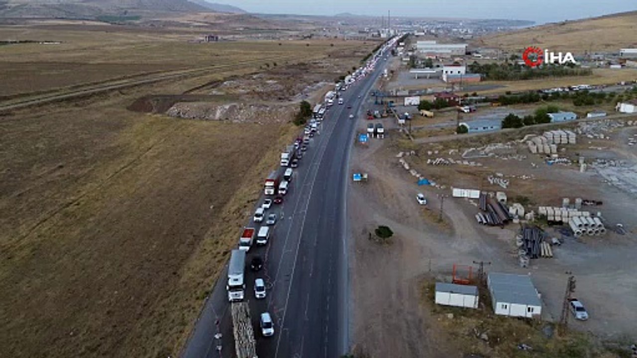 Karayolu bir anda tıkandı: Bitlis Tatvan yolunda kuyruk metrelerce uzadı