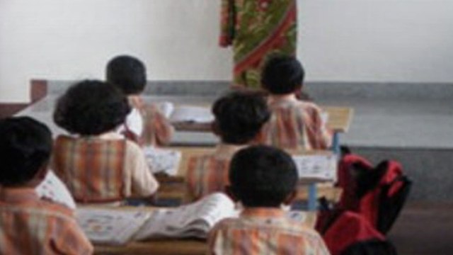 Delhi: 50 स्कूलों को बम धमकी, पुलिस-डॉग स्क्वायड मौजूद