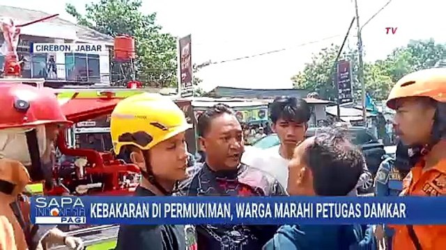 Petugas Damkar saat Kebakaran di Cirebon, Damkar: Beri Akses, Warga Jangan Hambat Petugas