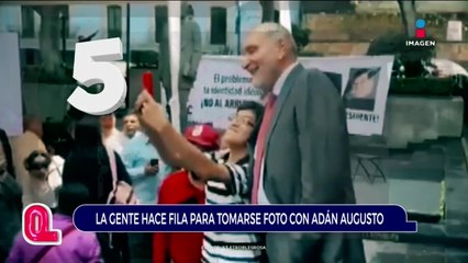 La gente hace fila para tomarse una foto con Adán Augusto López