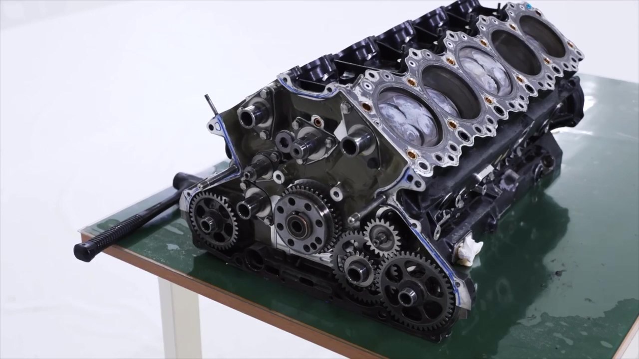 1990 Honda RA100E McLaren MP4/5B - Dismantling auxilaries and oil sump