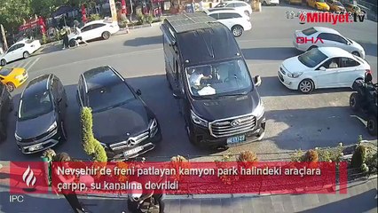 Freni patlayan kamyon park halindeki araçlara çarpıp, su kanalına devrildi