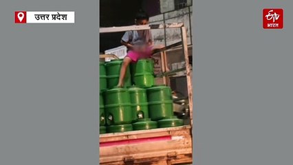 बुलंदशहर में पेशाब मिलाकर बेचा जा रहा कैन का पानी; देखें वीडियो