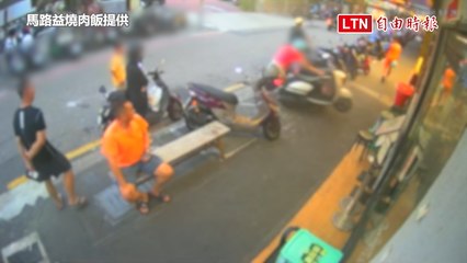 婦人牽車上行人道 未熄火2度暴衝全都錄（馬路益燒肉飯提供）