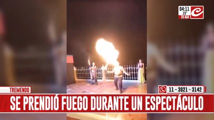 Artista lanzallamas se prende fuego durante un espectáculo en vivo