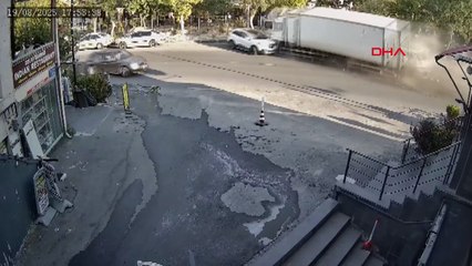 Freni patlayan kamyon park halindeki araçlara çarpıp, su kanalına devrildi: 3 yaralı