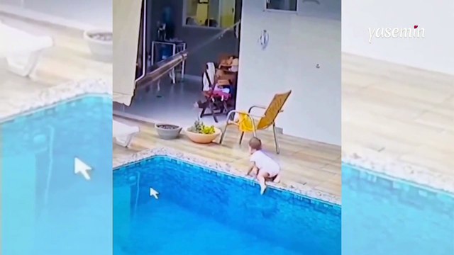 Babasının dalgınlığından faydalanan küçük çocuk az kalsın havuzda boğuluyordu! O anlar kamerada