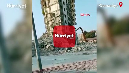 Hasarlı bina yıkılırken çöktü, operatör son anda kurtuldu