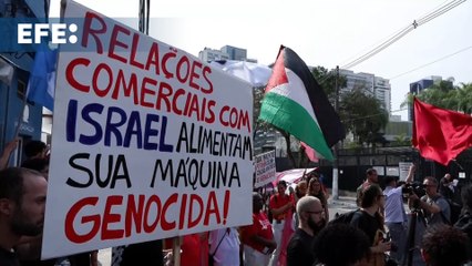Protesta frente al consulado de EE.UU en São Paulo, en contra del presidente Donald Trump
